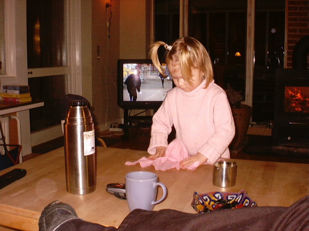48.i leger med dukke